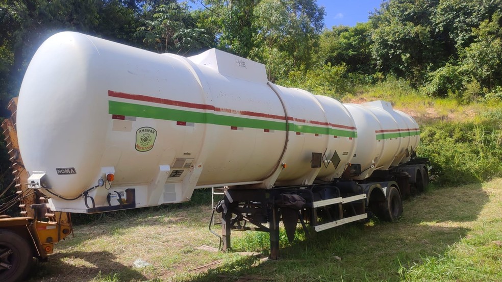 Veículos foram guinchados e levados a um pátio — Foto: Polícia Militar/Divulgação