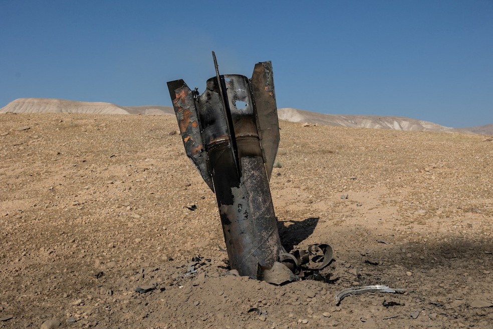 Parte de um míssil sobressai do solo, após ataques vindos do Irã, na região central da Cisjordânia ocupada por Israel, em 8 de junho de 2026. — Foto: REUTERS/Naama Stern