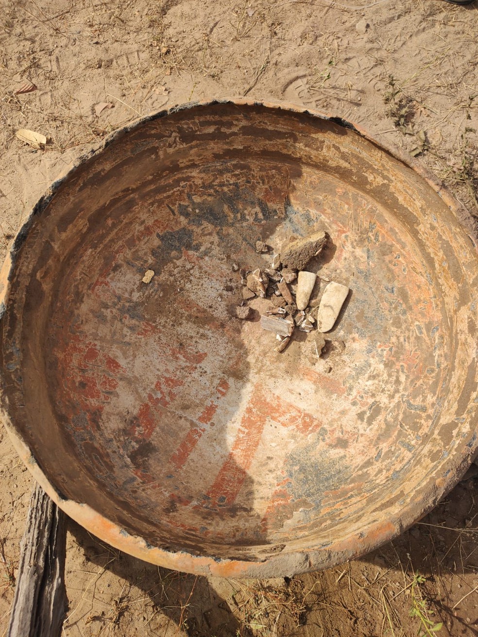 Pedreiros encontram urna funerária indígena de origem Tupi durante obra na zona rural de Miguel Alves, no Piauí — Foto: Reprodução