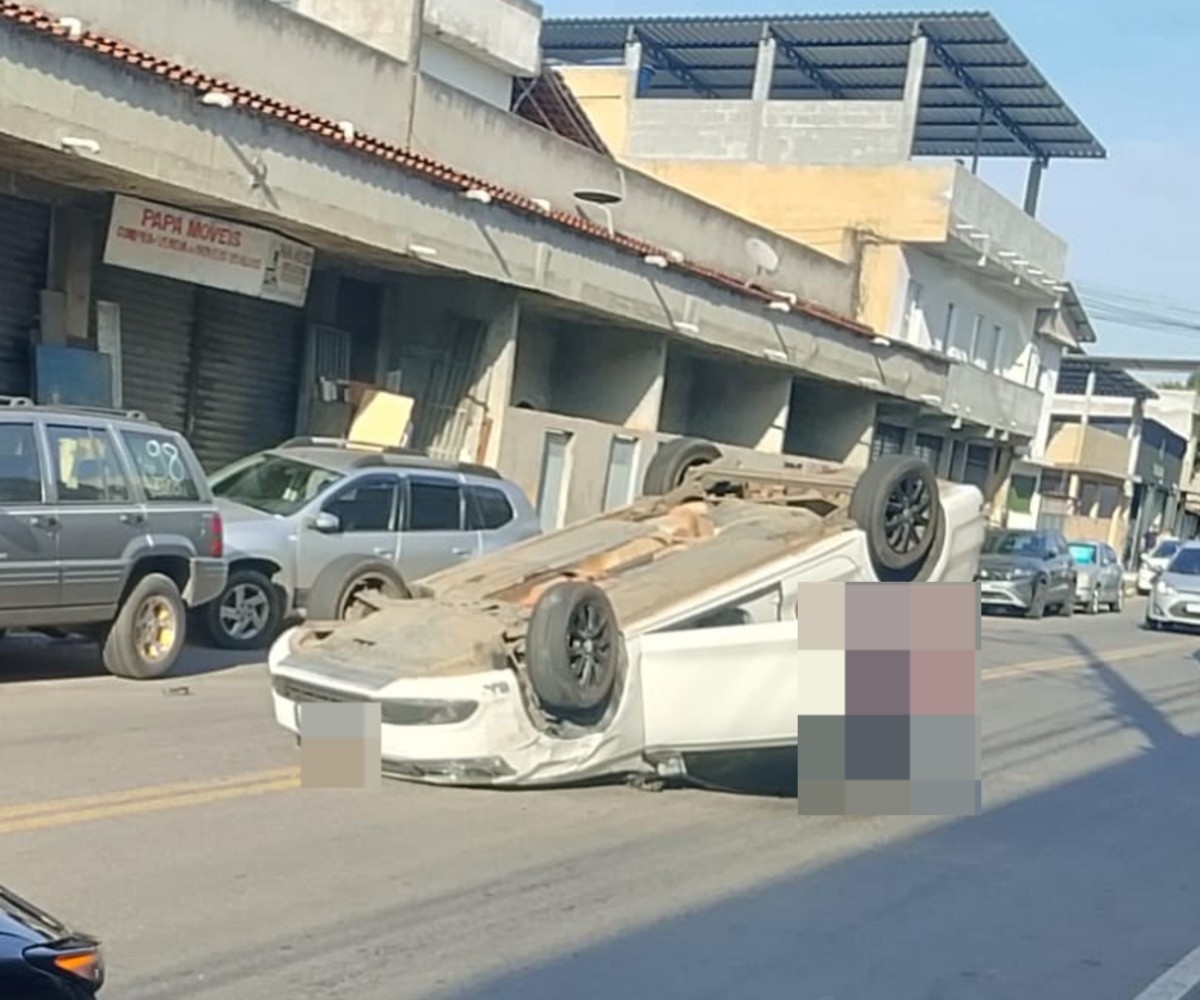 Carro capota e mobiliza equipe do Corpo de Bombeiros em Três Rios