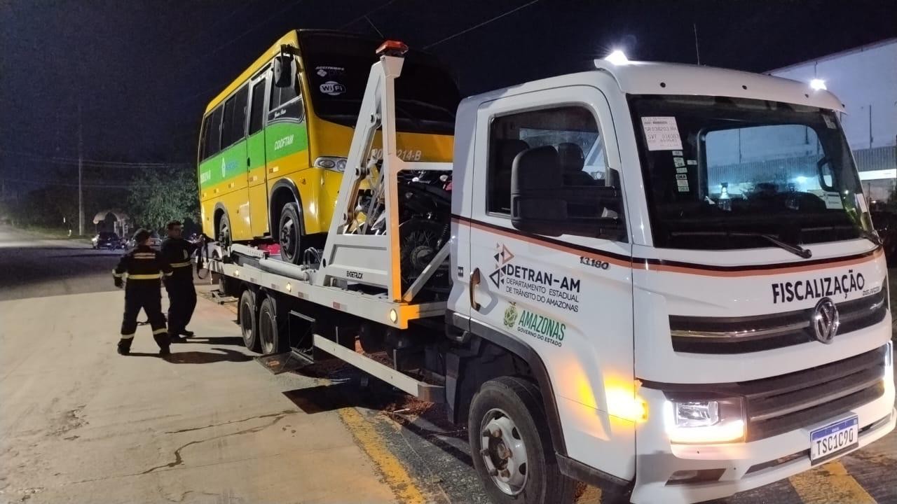 Motorista de micro-ônibus é flagrado com sinais de embriaguez e veículo é removido de circulação em Manaus