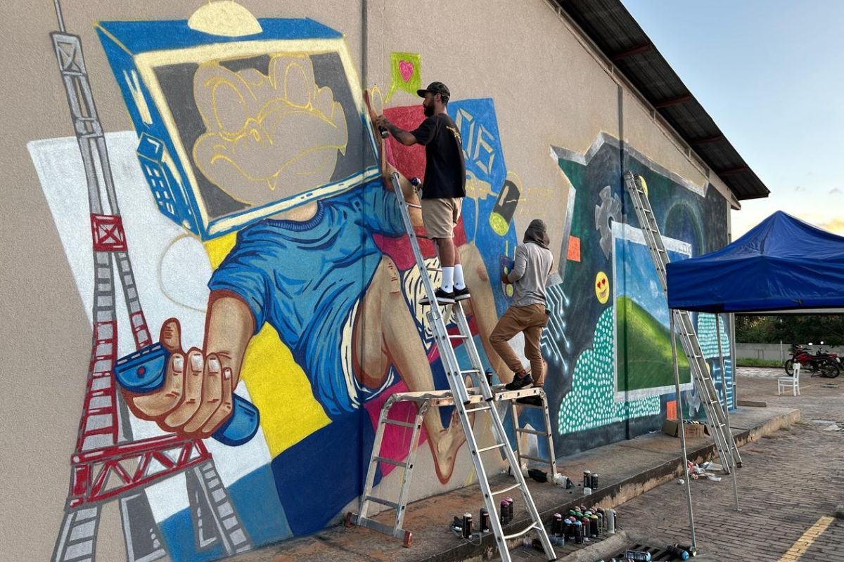 Artistas fazem grafite e colorem área externa da TV Morena em MS