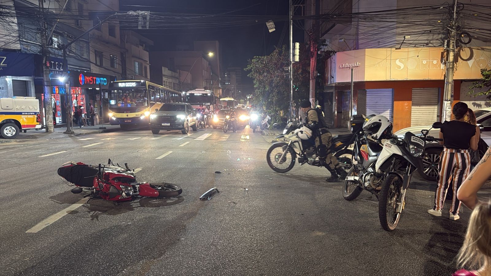 Perseguição policial termina com acidente, atropelamento e um baleado em Divinópolis