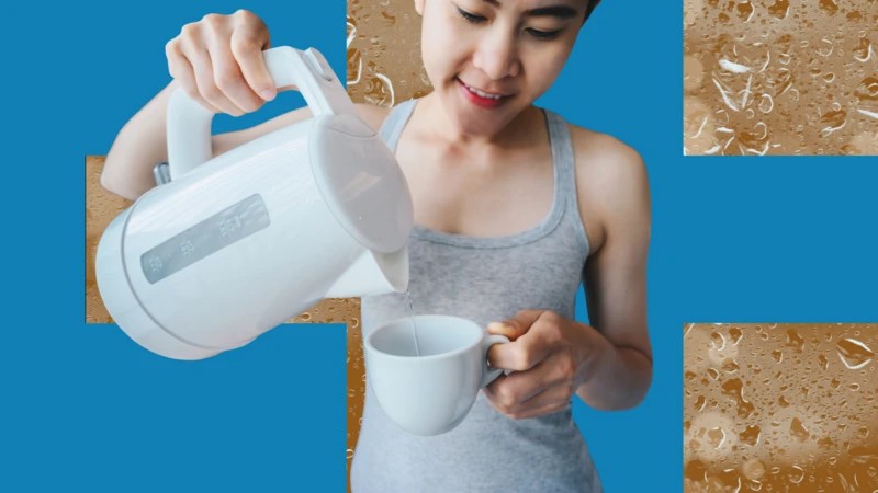 'Chinamaxxing': moda de beber água quente de manhã realmente faz bem à saúde?