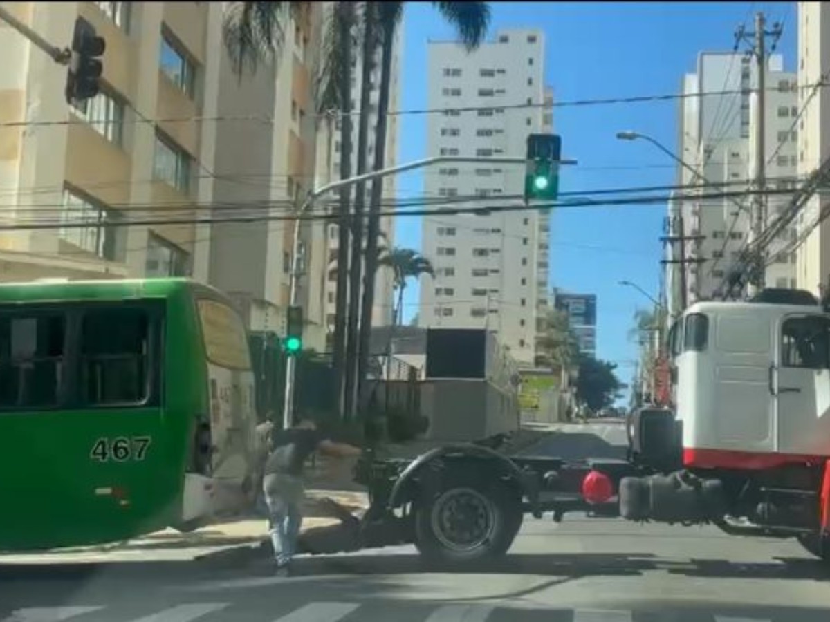 Ônibus sofre pane elétrica e interdita rua no Centro de Campinas