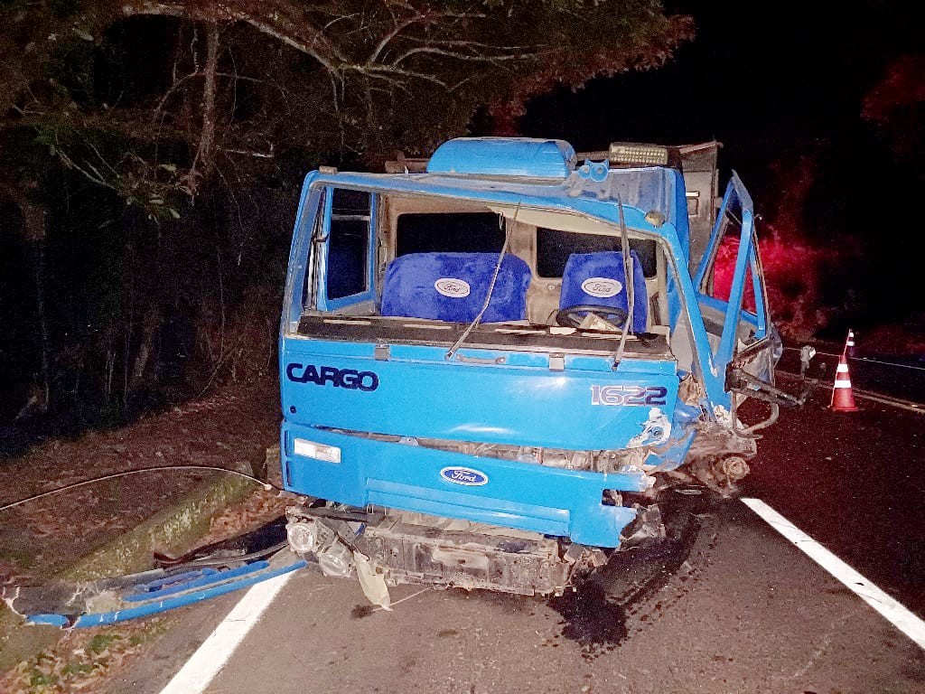 Acidente entre carro e caminhão mata duas pessoas e deixa outras duas feridas na Rio-Santos, em Angra dos Reis