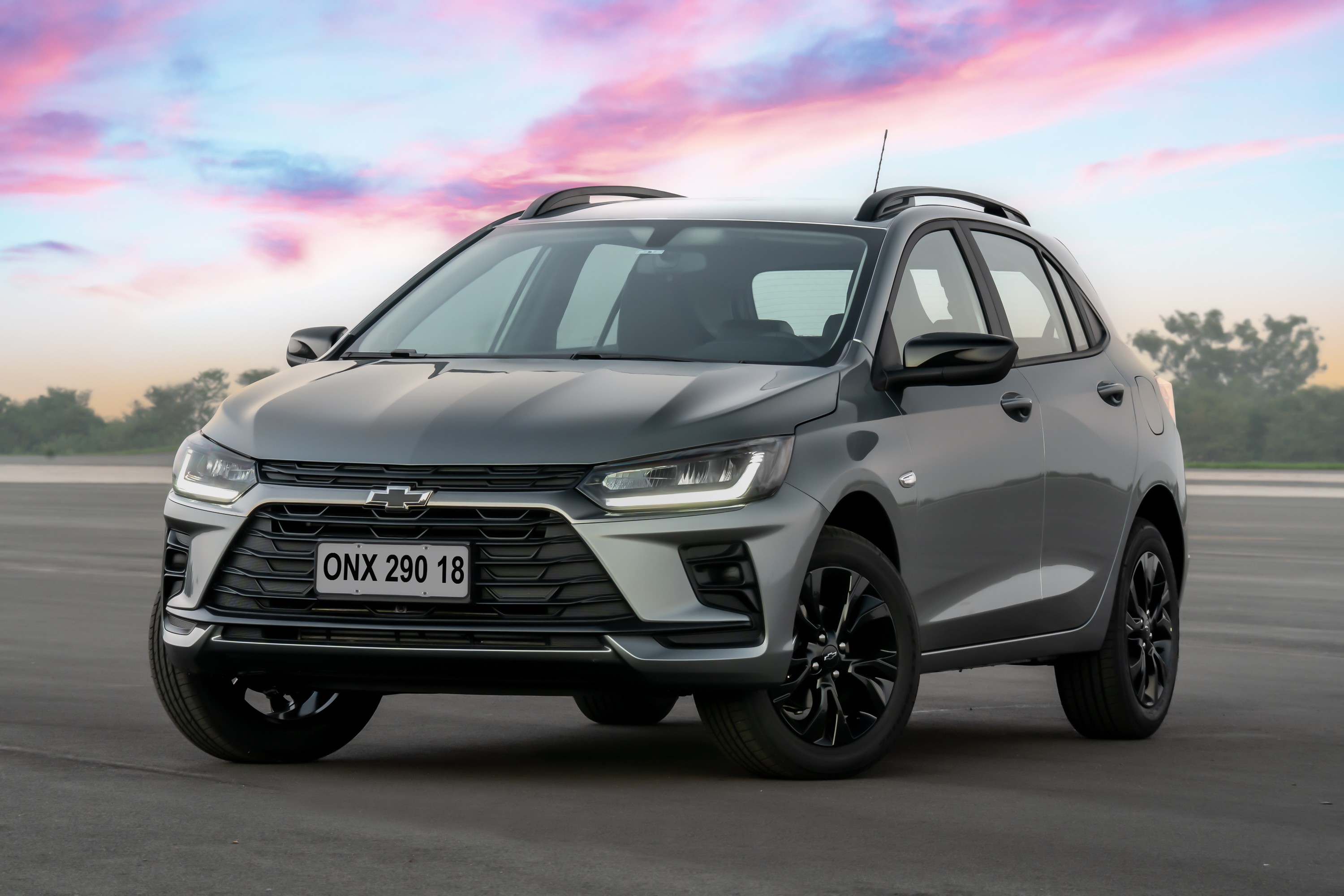 Chevrolet apresenta o Onix Activ 2027; hatch tem suspensão mais alta e preço de R$ 114.990