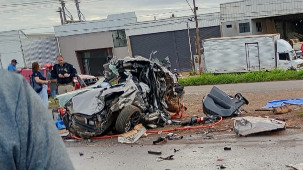 Estado em que ficou o carro da vítima após bater em caminhão na BR-163, em MT — Foto: Reprodução
