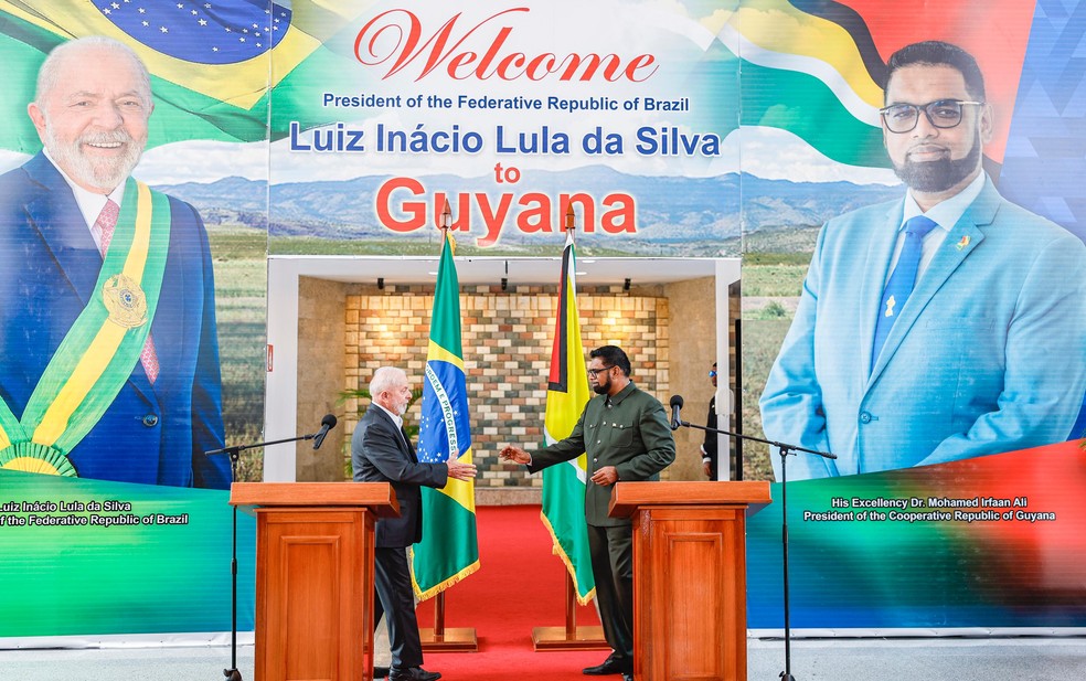 Os presidentes do Brasil, Lula, e da Guiana, Irfaan Ali, durante pronunciamento à imprensa em Georgetown — Foto: Ricardo Stuckert/Presidência da República