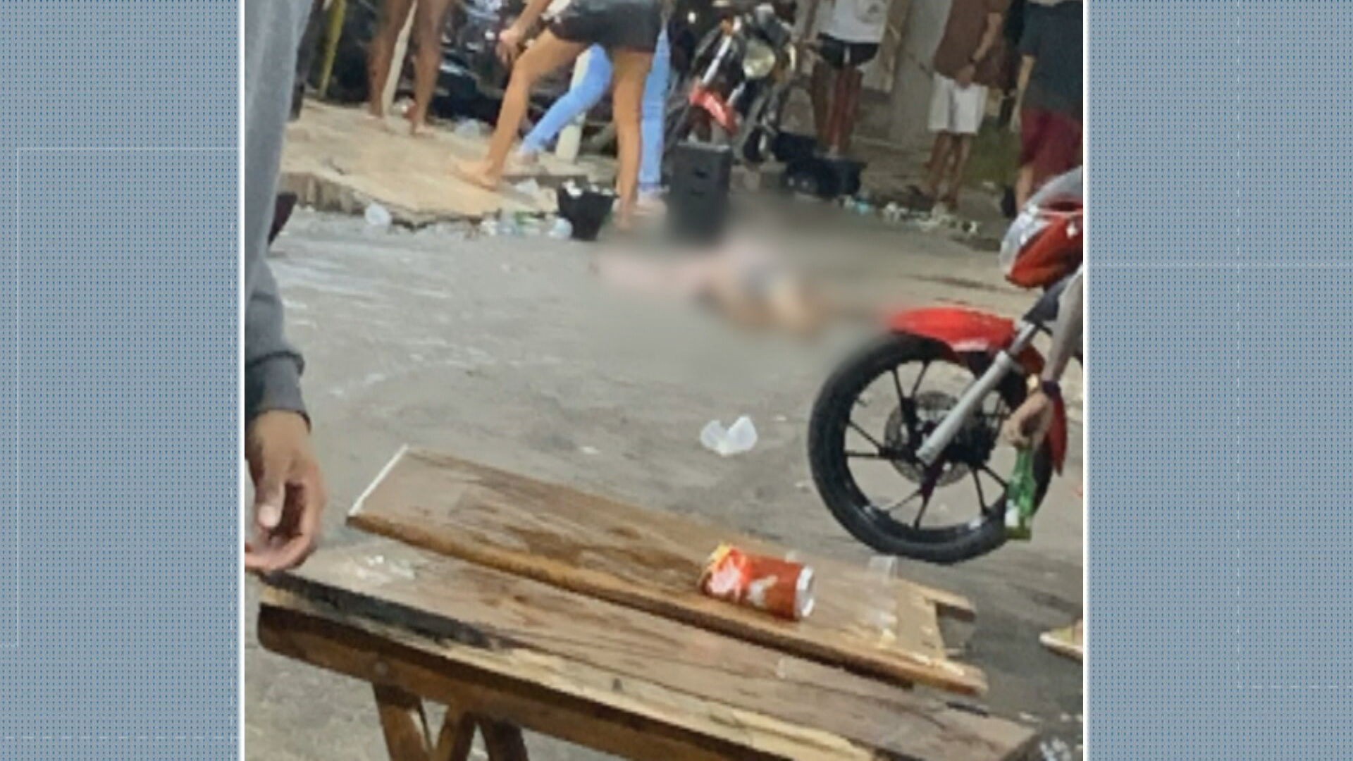 Dois homens morrem após criminosos passarem atirando em bar em Nova Iguaçu
