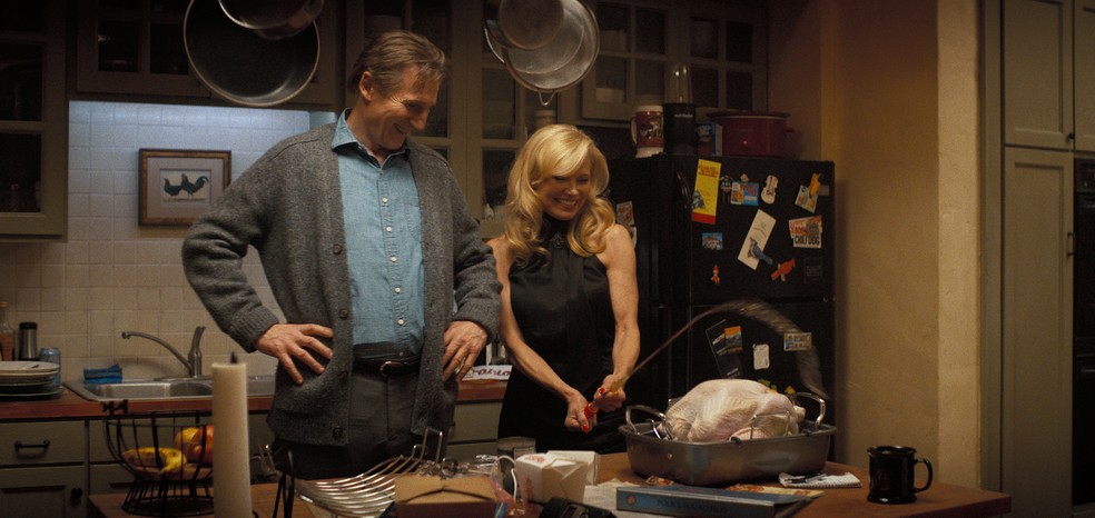 Liam Neeson e Pamela Anderson em cena de 'Corra que a polícia vem aí!' — Foto: Divulgação