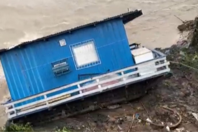 Casa é arrastada por correnteza durante chuva em Manaus; VÍDEO