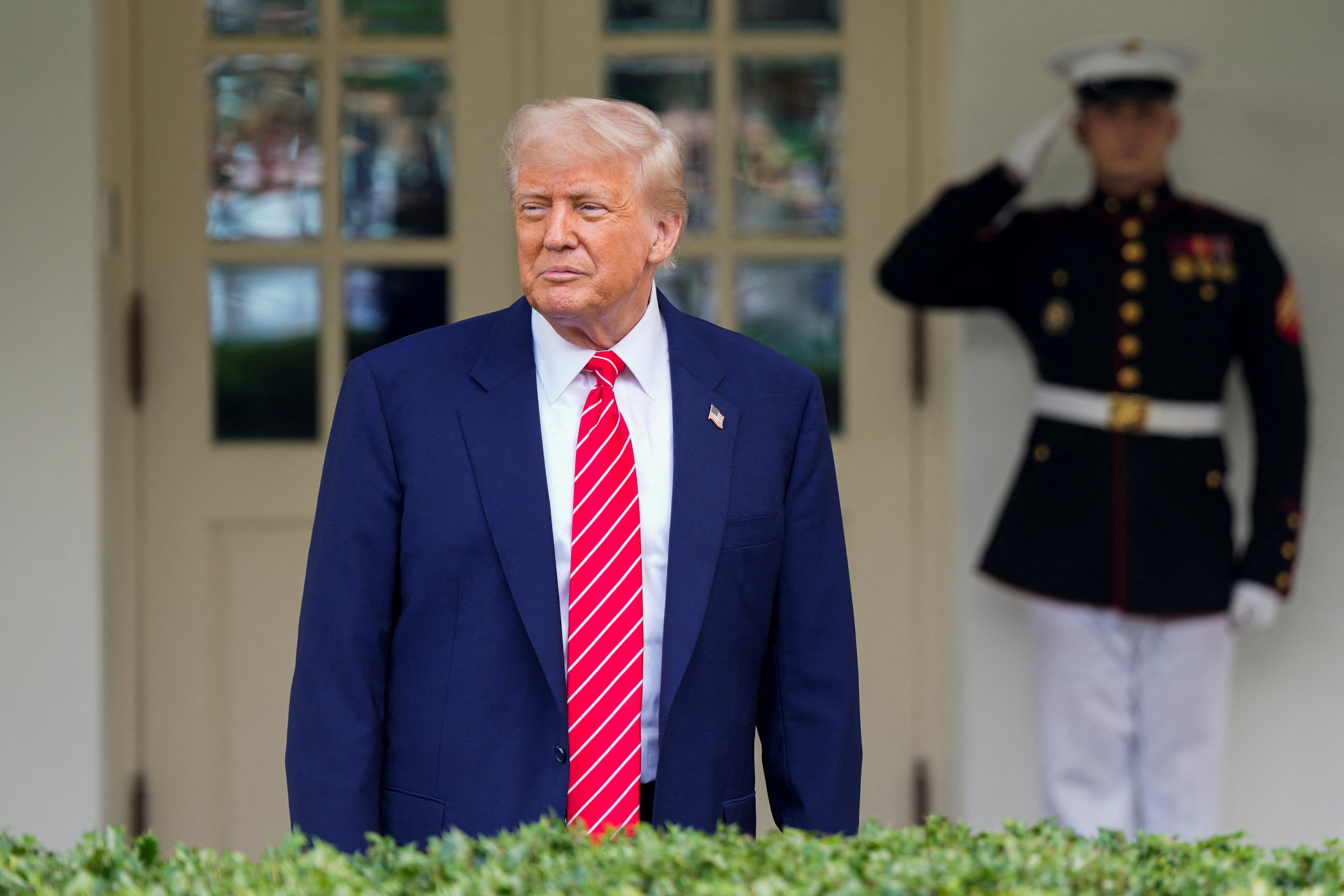 Juíza dos EUA ordena Trump a interromper corte de funcionários federais 
