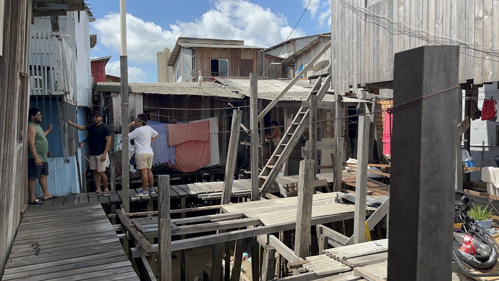 Moradias da Vila da Barca que não possuem sistema de esgoto. — Foto: Juliana Bessa / g1