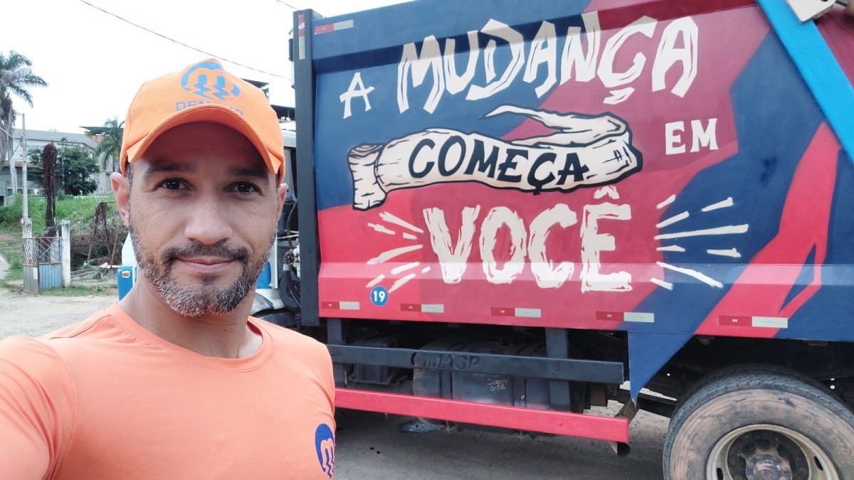 Gari formado em Letras faz sucesso nas redes com humor, reflexões e rotina de trabalho
