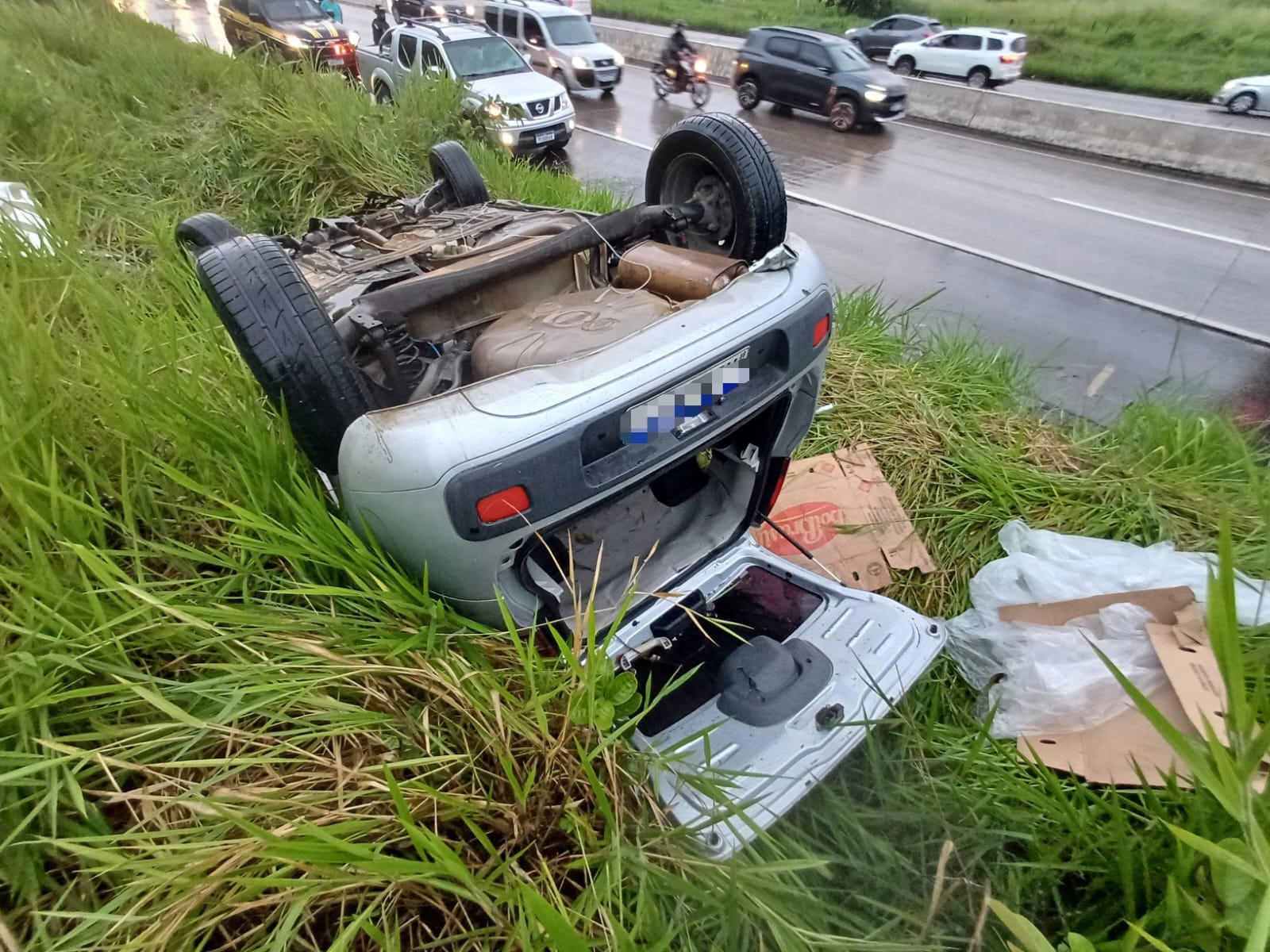 Bebê de 7 meses e dois idosos ficam feridos após carro capotar na BR-232