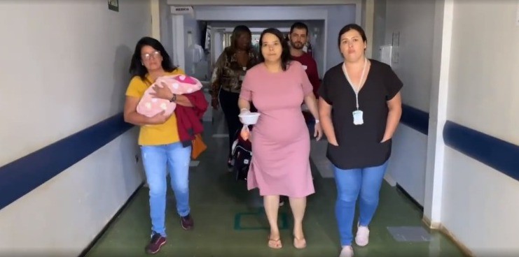 Mãe e bebê que foi sequestrada por médica recebem alta de hospital em Uberlândia