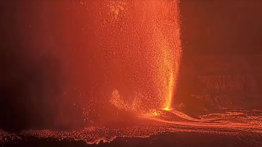 VÍDEO: vulcão entra em erupção no Havaí e lança jatos de lava de 300 metros