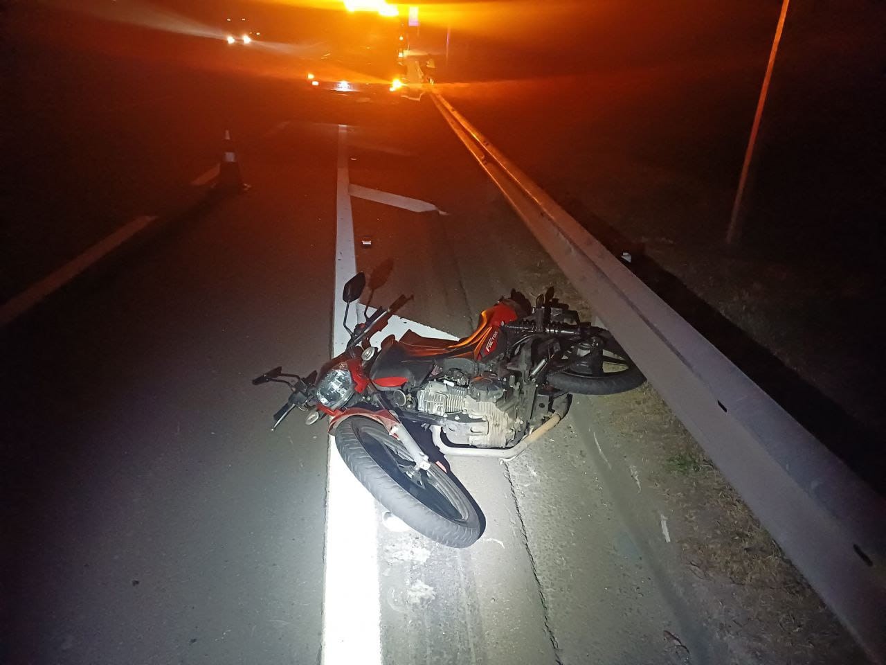 Casal fica ferido ao cair de moto na Via Dutra, em Barra Mansa