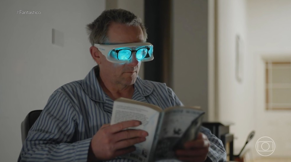 Pesquisadores australianos testam óculos iluminados para resolver as dificuldades para dormir — Foto: TV Globo