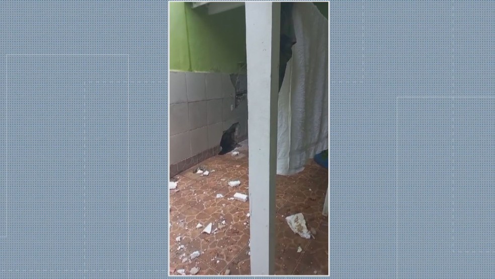 Reboco caído de prédios na Muzema — Foto: Reprodução/ TV Globo
