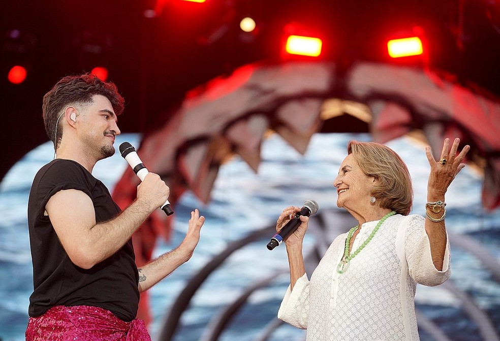 Jão canta ao lado de Lucinha Araújo, mãe de Cazuza, durante show no Rock in Rio em 2022: influência do poeta ainda é vista entre artistas nacionais. — Foto: Marcos Serra Lima/g1