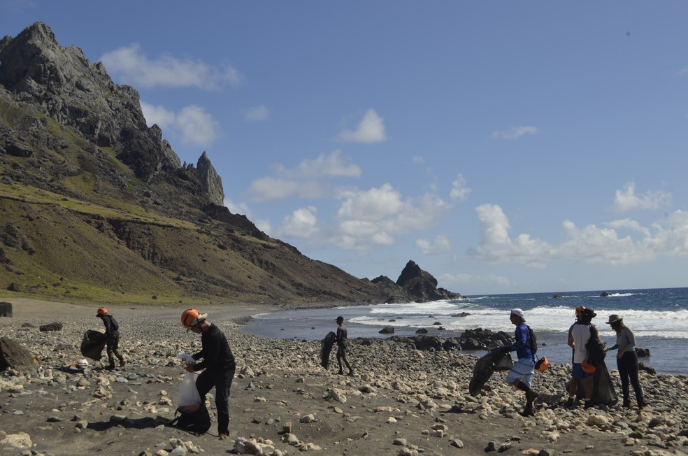 Militares e pesquisadores participam de coleta de lixo realizada na Ilha da Trindade, Espírito Santo — Foto: ICMBio