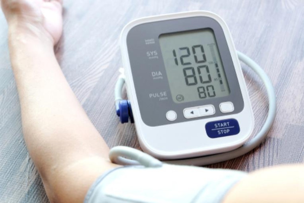 Aparelho como este é capaz de medir a pressão arterial fora do consultório médico — Foto: Reprodução