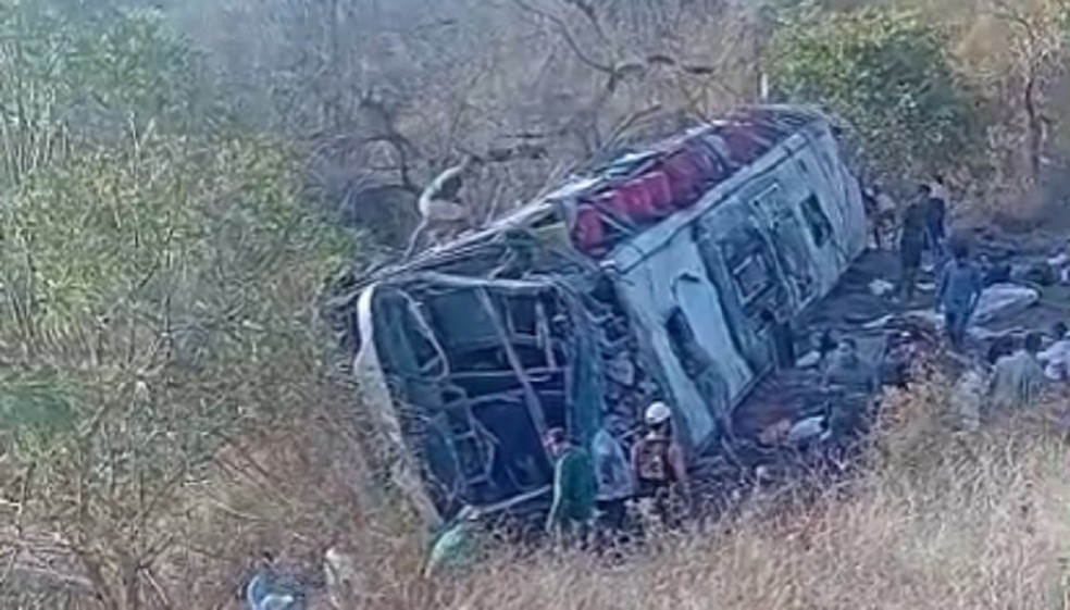 Ônibus com romeiros capota e deixa feridos em São José da Tapera — Foto: Reprodução/Redes sociais