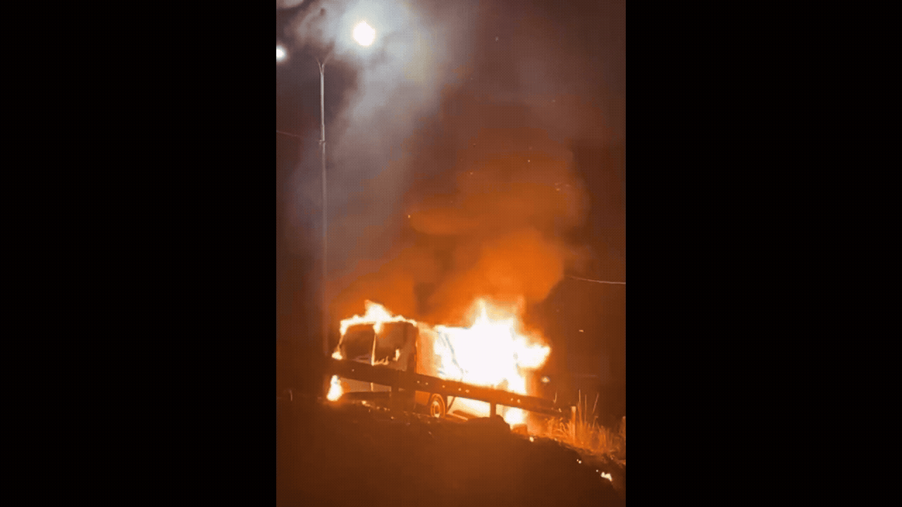 Ambulância pega fogo na BR-232 enquanto levava paciente do interior para hospital no Recife; VÍDEO