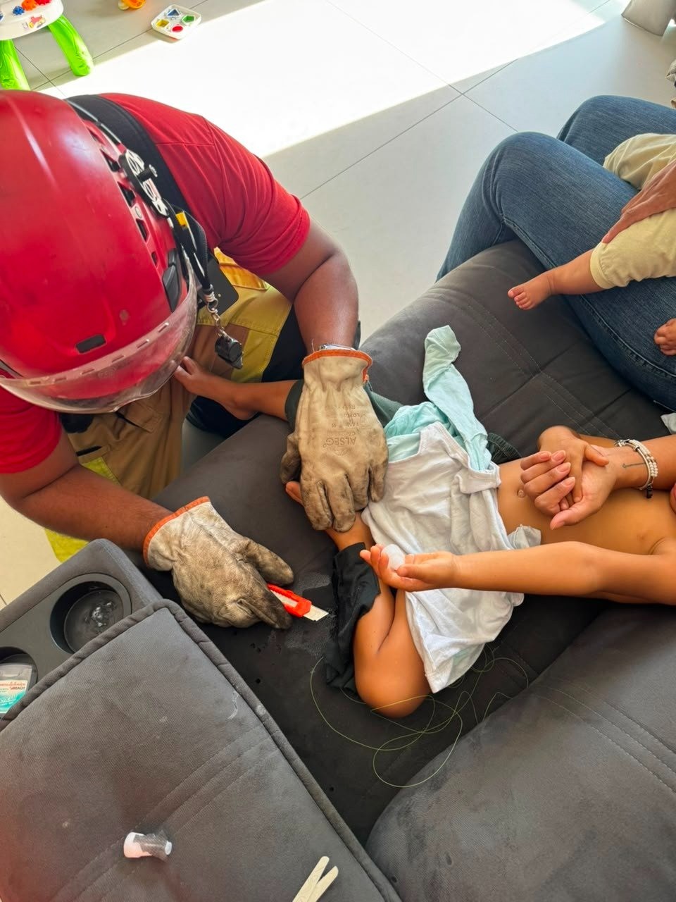 Criança fica grudada em sofá após usar supercola em MG