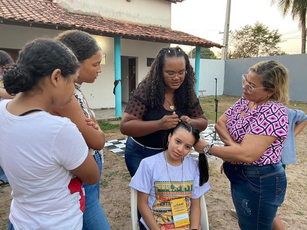 Trabalhando mecha por mecha, Rosilda reforça a beleza natural e a ancestralidade dos cabelos crespos e cacheados. — Foto: Divulgação/Sebrae Maranhão