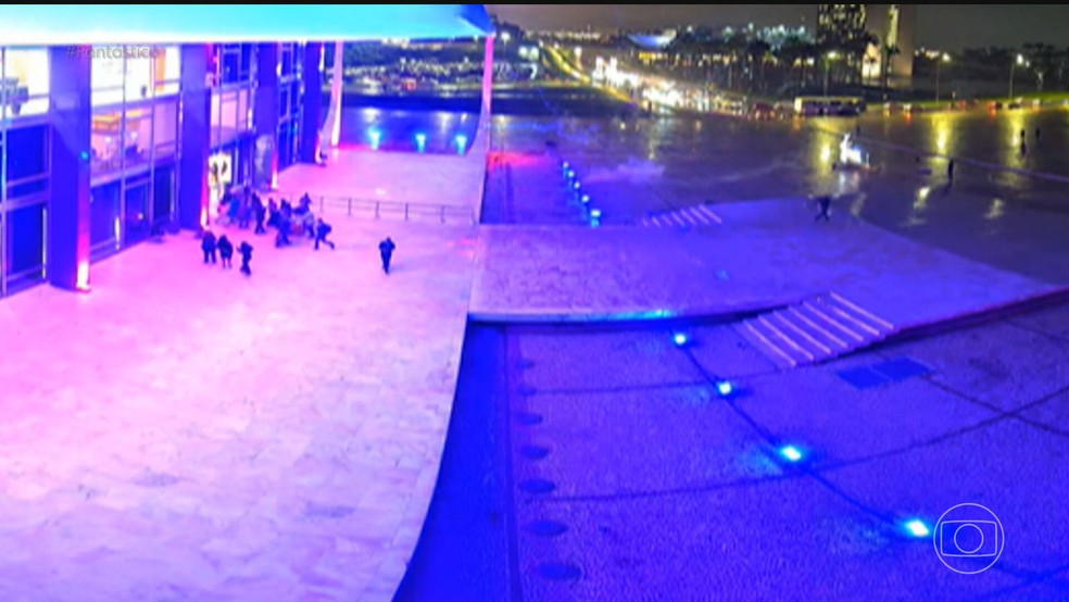 Imagens mostram que artefato foi atirado na direção de pessoas que deixavam o prédio do STF. — Foto: TV Globo/Reprodução