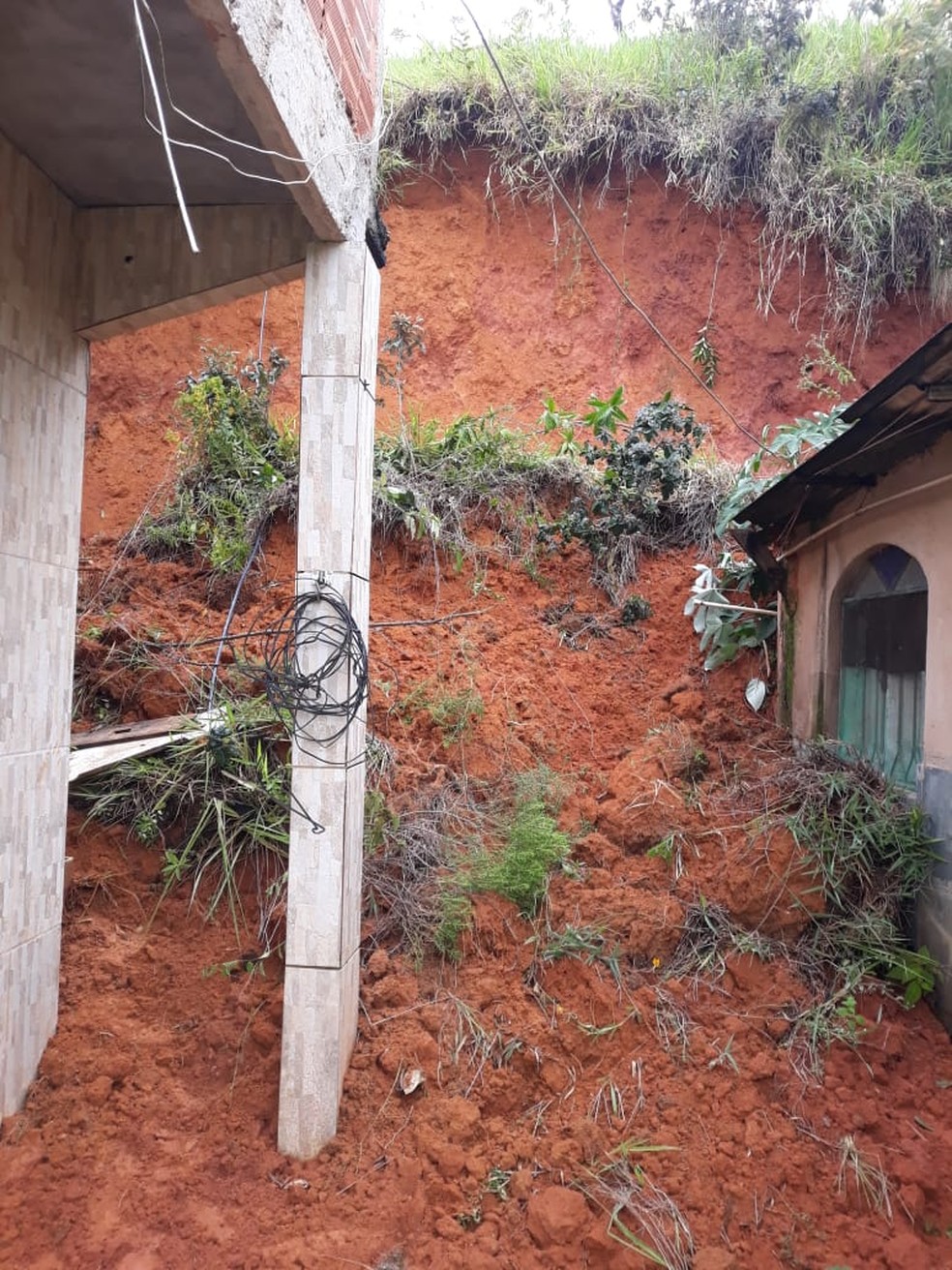 Deslizamento de terra interdita casa em Paulo de Frontin — Foto: Divulgação/Defesa Civil
