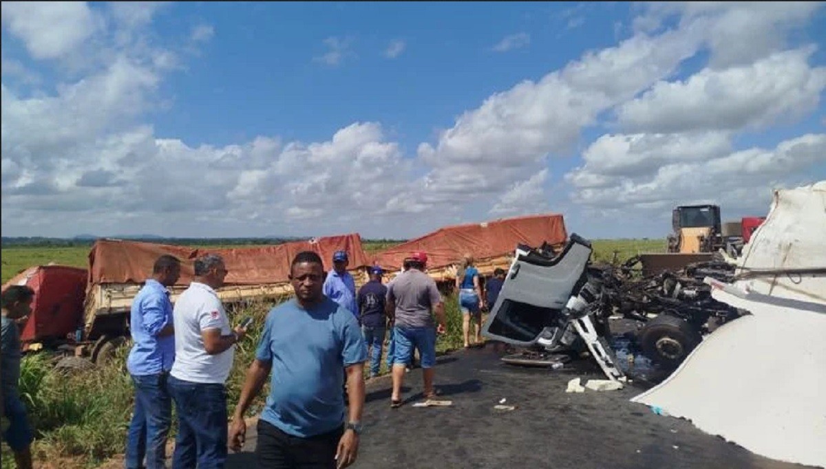 Colisão entre três caminhões na BR-155 deixa motorista morto e três feridos em Sapucaia, no Pará