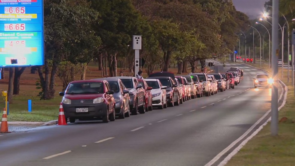 Motoristas fazem fila para comprar gasolina sem imposto no DF — Foto: TV Globo/Reprodução
