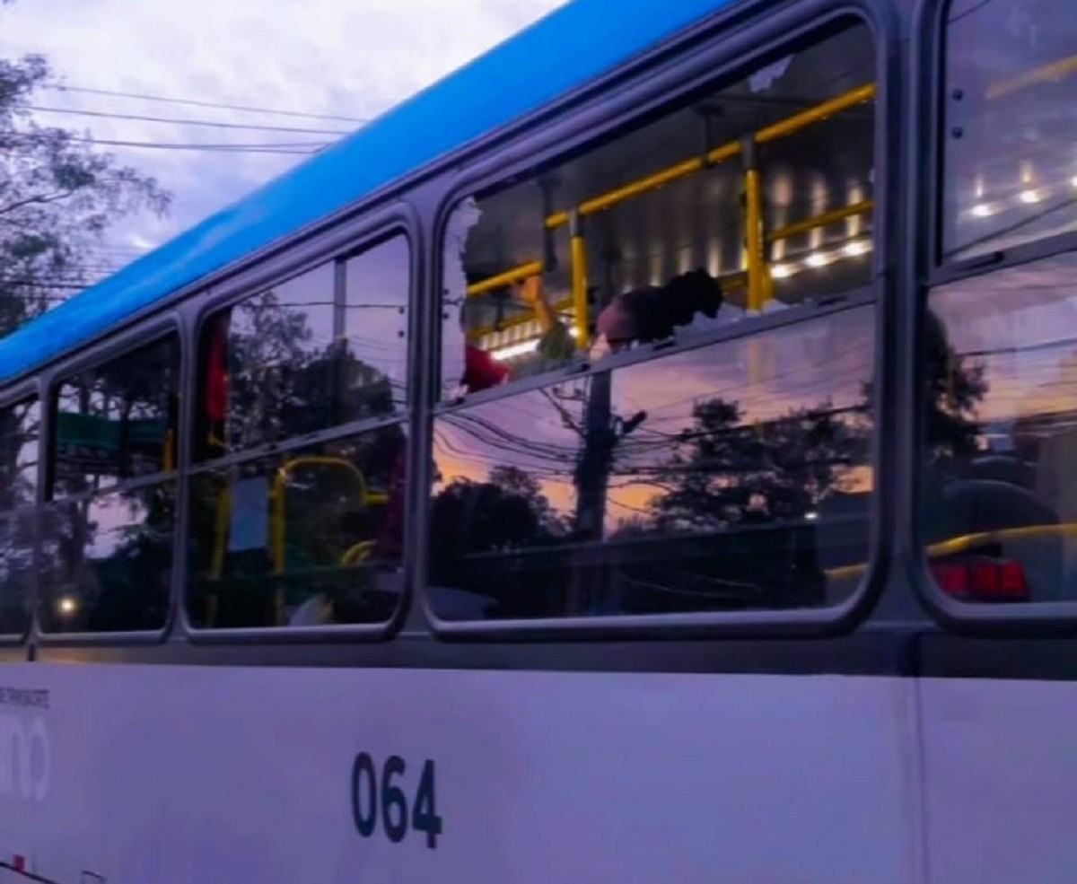 Passageira fica ferida após ônibus ser atingido por pedra em Juiz de Fora