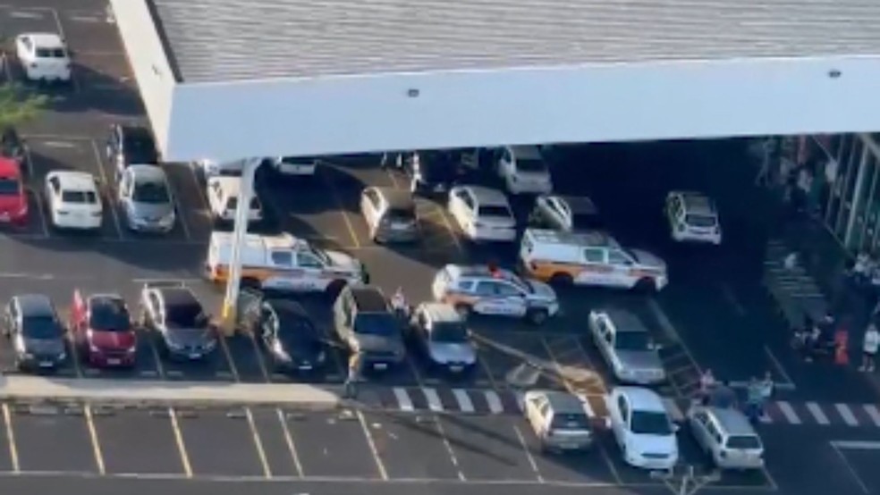 Os criminosos foram presos no estacionamento de um supermercado de Uberlândia. — Foto: Redes Sociais/Reprodução