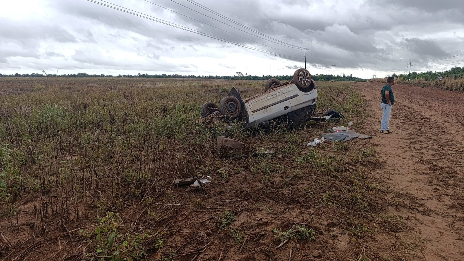 Três pessoas ficam feridas após carro desviar de buraco e capotar em rodovia de Boa Vista