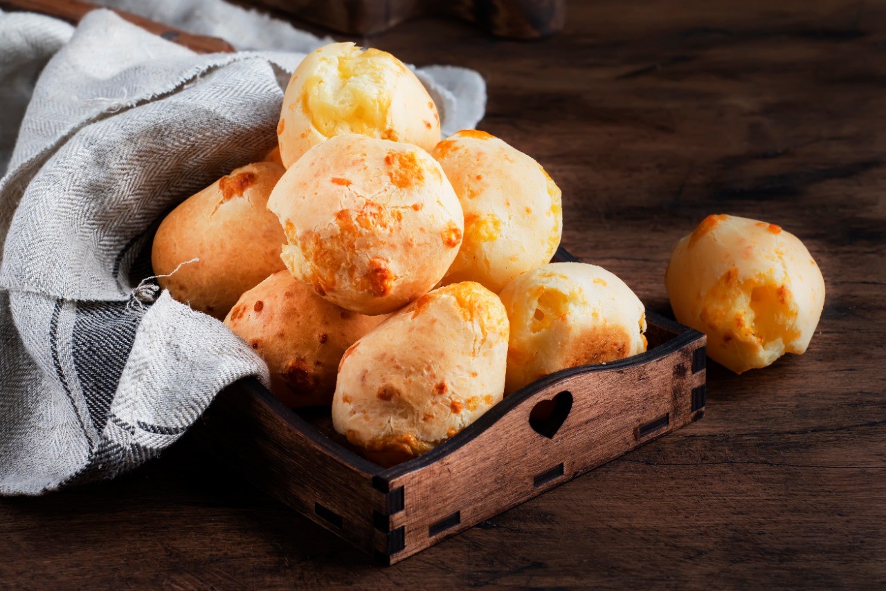 Competição em MG desafia participantes a comer 1 kg de pão de queijo em 3 minutos