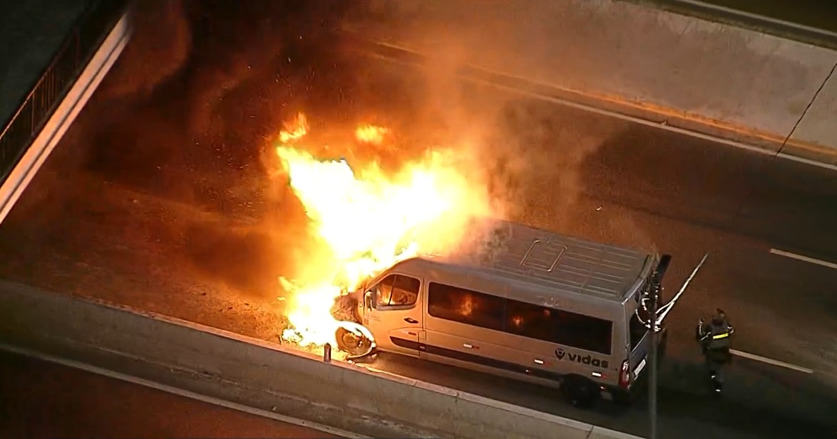 Van pega fogo na Marginal Tietê na altura da Ponte Cruzeiro do Sul, na Zona Norte de SP