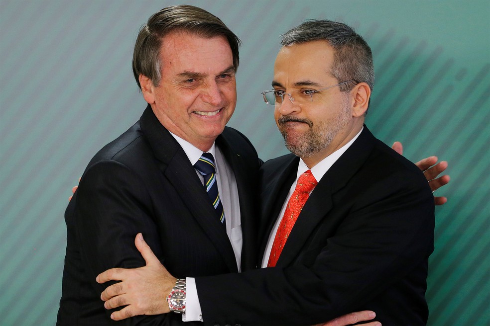 O presidente Jair Bolsonaro e o ministro da Educao, Abraham Weintraub, se abraam em cerimnia no Palcio do Planalto, em abril de 2019 — Foto: Adriano Machado/Reuters/Arquivo