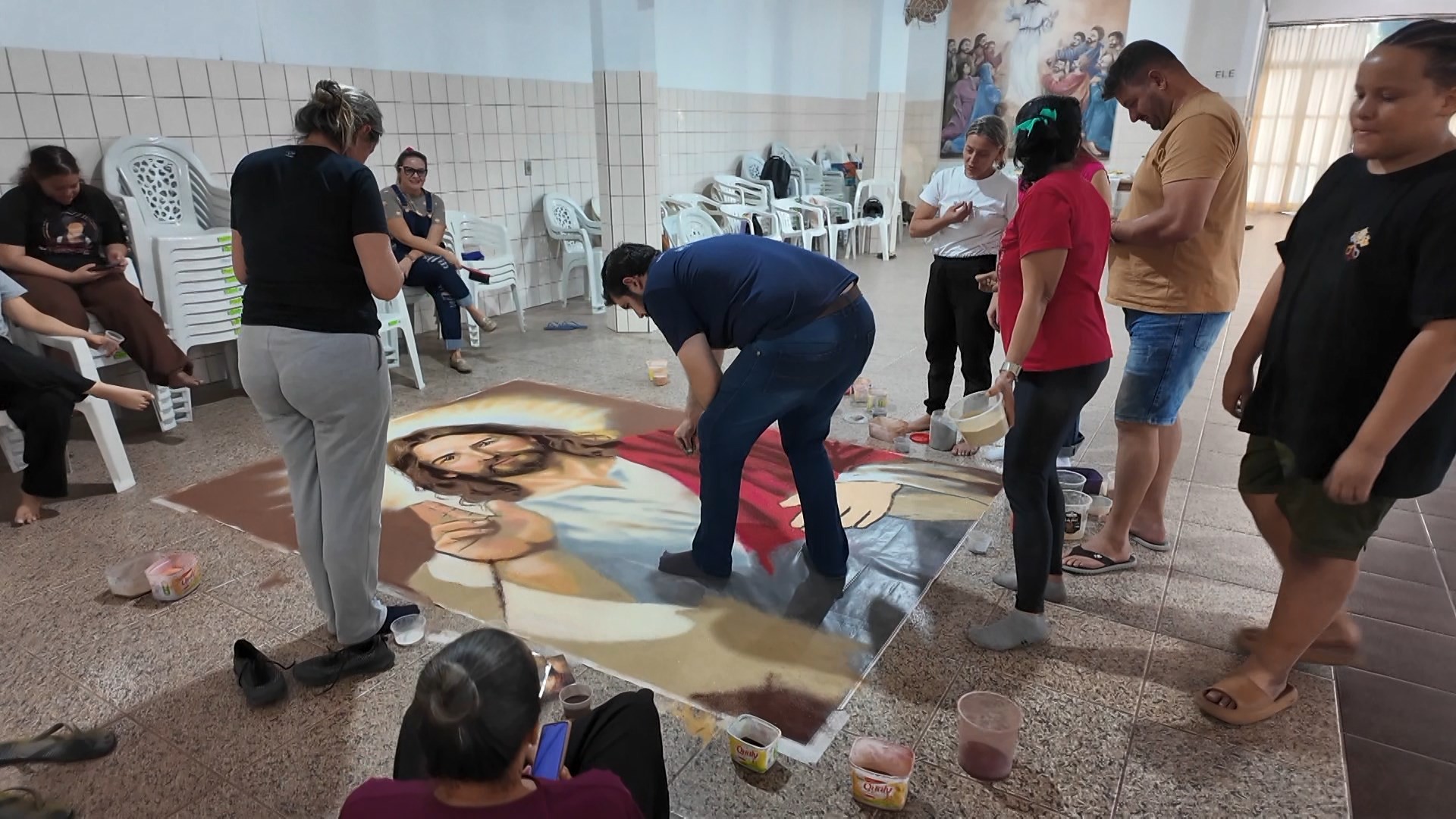 Tapetes de Corpus Christi: fiéis ensinam técnica para voluntários continuarem tradição em Castelo, uma das maiores festas do país