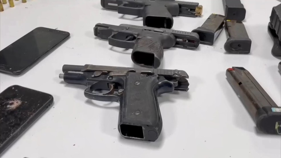 Segundo a PM, trinta homens estavam fortemente armados no morro e começaram a atirar contra os policiais — Foto: Reprodução/TV Gazeta