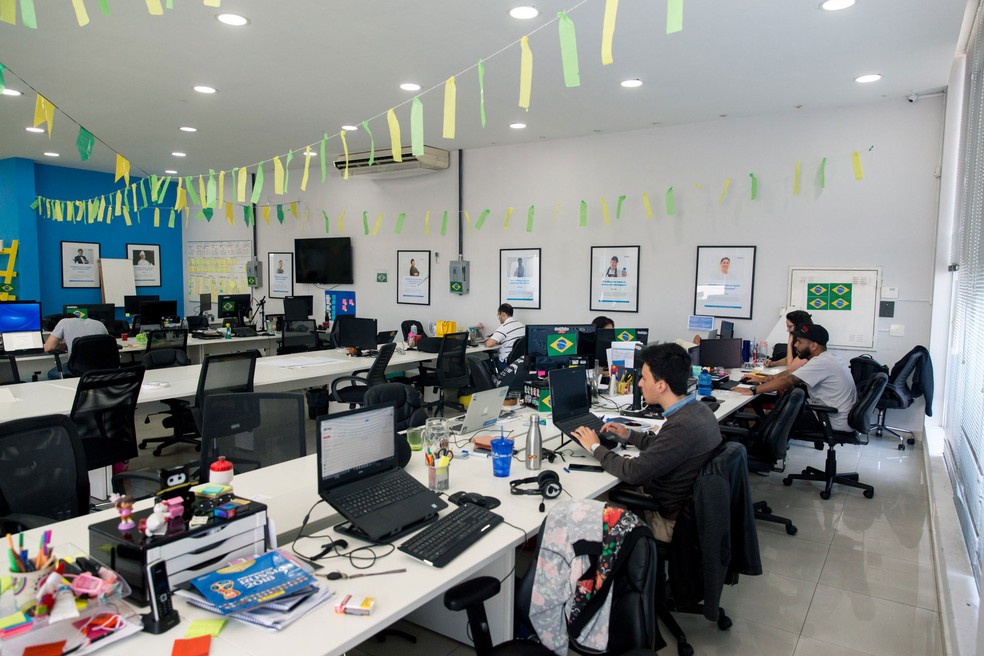 A startup GetNinjas já está enfeitada para a Copa do Mundo; funcionários verão jogos em telão — Foto: Marcelo Brandt/G1