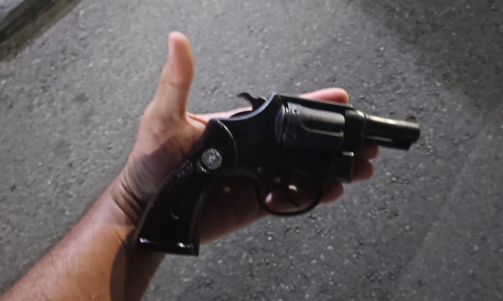 Arma foi apreendida com o suspeito — Foto: Reprodução/Redes Sociais