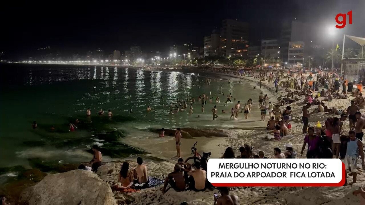 Mergulho noturno: Praia do Arpoador fica lotada mesmo após o pôr do sol