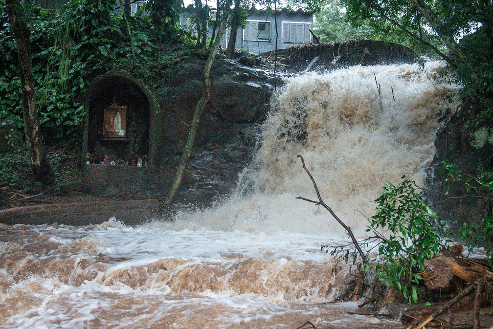 Chuvas intensas aumentam significativamente o fluxo de água em riacho da região de Estrela (RS) — Foto: Fábio Tito/g1