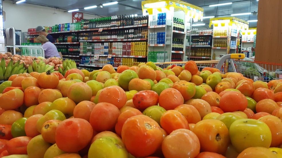 Tomate no supermercado em Natal (RN) — Foto: Sérgio Henrique Santos/Inter TV Cabugi