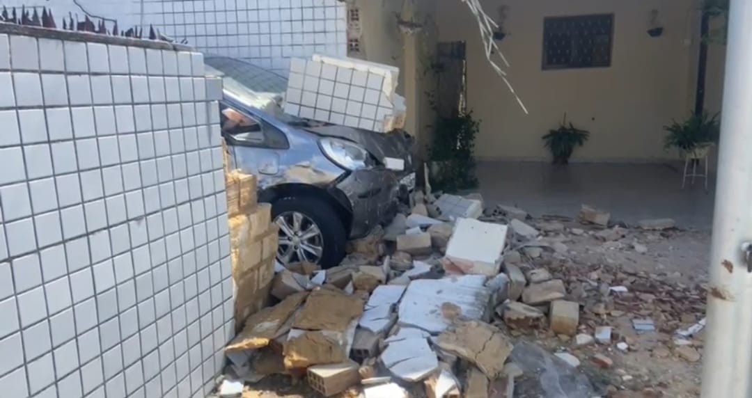 Carro desgovernado destrói muro de casa em João Pessoa e motorista é detido